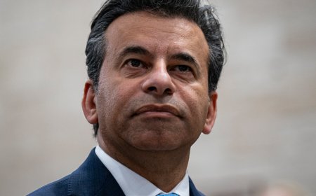 F.D.A. Turmoil Keeps Spotlight on Its Commissioner