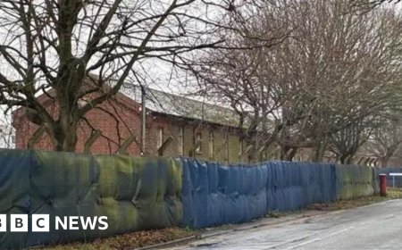 Barracks used for housing asylum seekers closes
