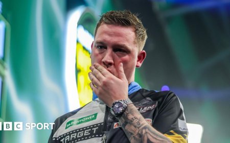 Dobey dumped out by Gilding as Bunting progresses