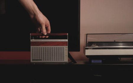 Old FM Radio Upcycled Into Classy Bluetooth Speaker