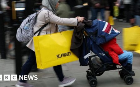 Late shopper rush drives Boxing Day sales traffic