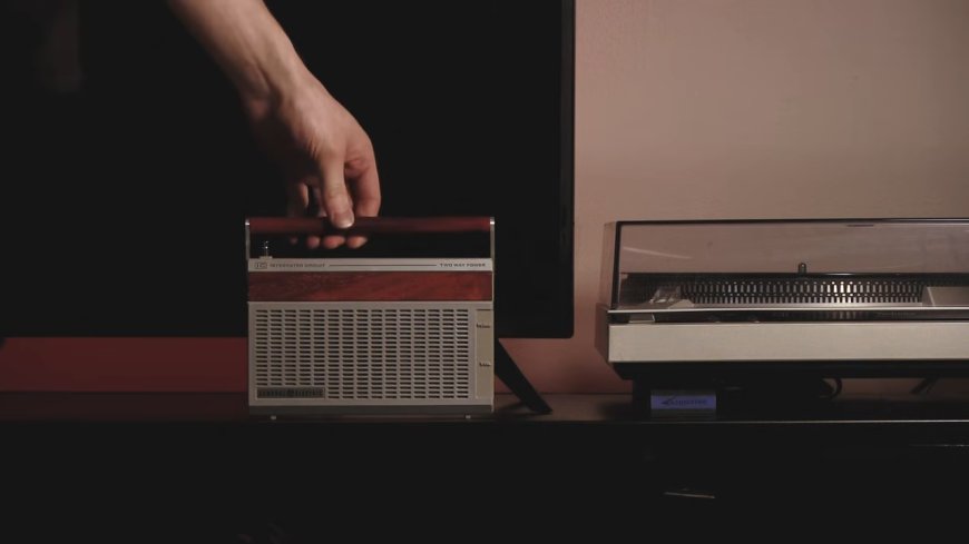 Old FM Radio Upcycled Into Classy Bluetooth Speaker
