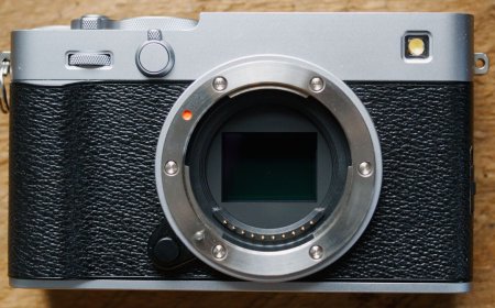 Fujifilm X-E5 Mirrorless Camera Review: Compact Color Science in a Retro Package