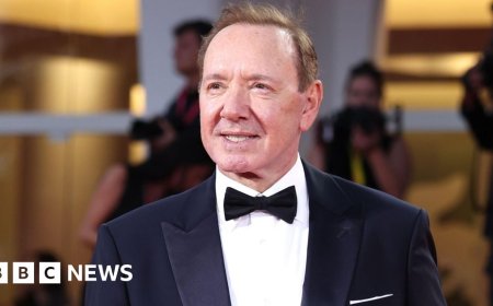 Actor settles claim against theatre in Kevin Spacey assault case