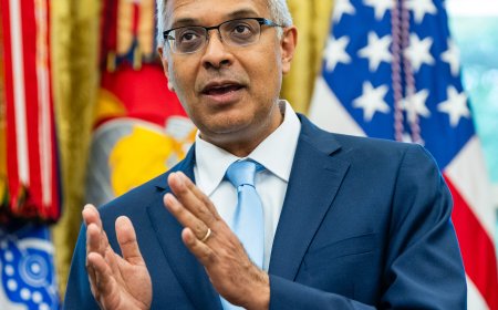 C.D.C.’s New Acting Director Draws Unexpected Praise From Agency Staff