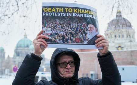 Delightful 180 - Mosque Holding #Sadz 'Khamenei Iz Dead' Service Has Loud, Angry Iranians Outside