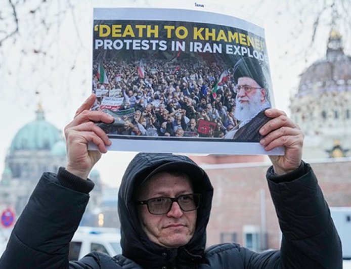 Delightful 180 - Mosque Holding #Sadz 'Khamenei Iz Dead' Service Has Loud, Angry Iranians Outside