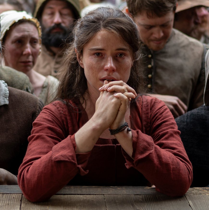 Watch a Haunting Theatrical Scene From ‘Hamnet’