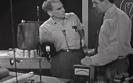 Retrotechtacular: Julius Sumner Miller Breaks Lamps with Magnets