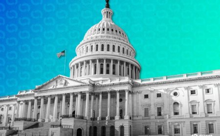 Democrats Split on Clarity Act as Crypto Bill Passes Key Senate Committee Vote